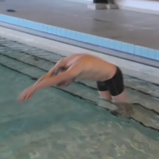 apprendre à plonger : exercice au petit bassin